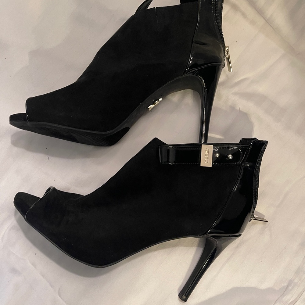 JLo sexy black heels